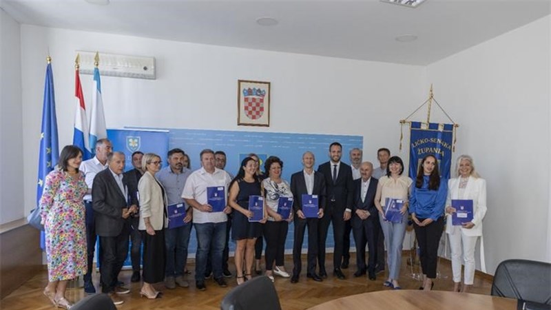 Ministar Erlić za razvoj Ličko senjske županije uručio 633.000 eura